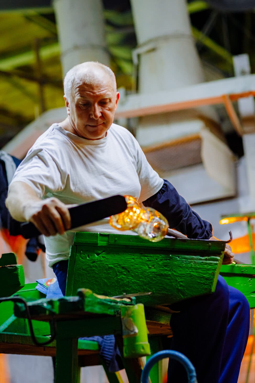 Molten glass on the pontil rod